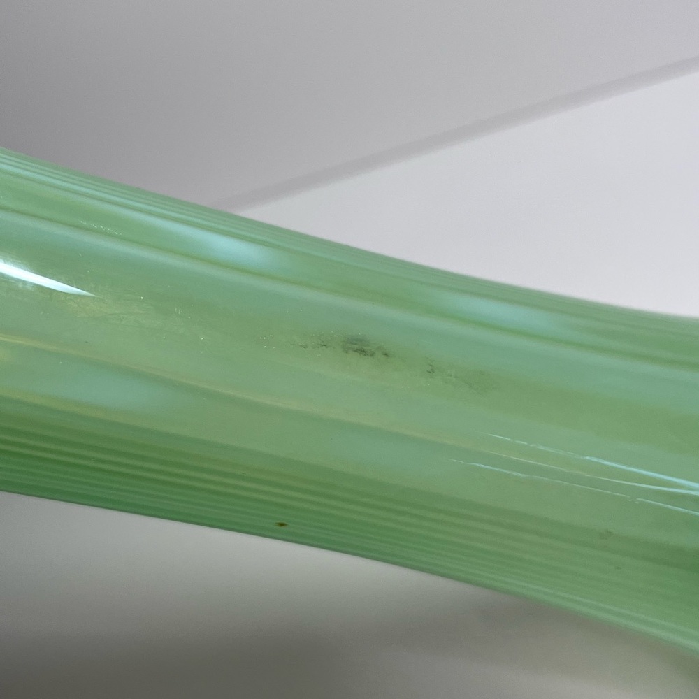 Antique Jefferson Green Opalescent Vase “Tokyo” Pattern, Seafoam Glass, 3-Footed - Picture 16 of 17